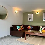 - Mit Garten Und Wintergarten *