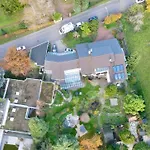 - Mit Garten Und Wintergarten *