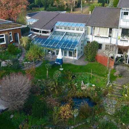 - Mit Garten Und Wintergarten *